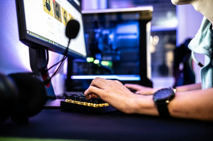 Pianificazione risorse e gestione contratti ricorrenti con Odoo ERP per società di servizi e fatturazione integrata
